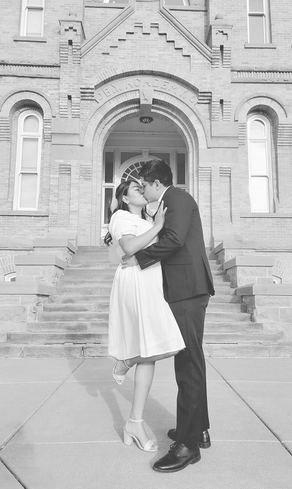Pareja frente a edificio
